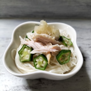 塩麹漬けの鶏肉とオクラのそうめんを小鉢に♬